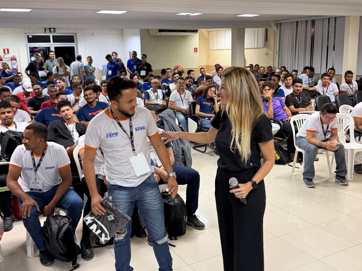 Participantes conversando com a organização antes do início