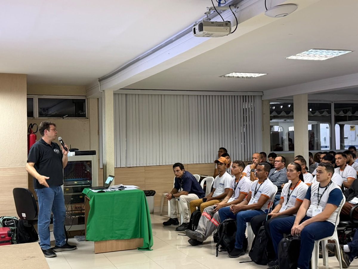 Palestrante ao lado da mesa da organização em João Pessoa